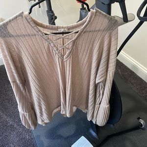 Cute top with flowy sleeves